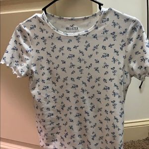 A hollister lettuce edged tee